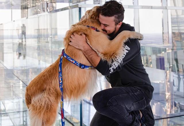 Brasileiro que viajava o mundo de fusca com seu cachorro, morre em acidente a dois dias do seu destino final