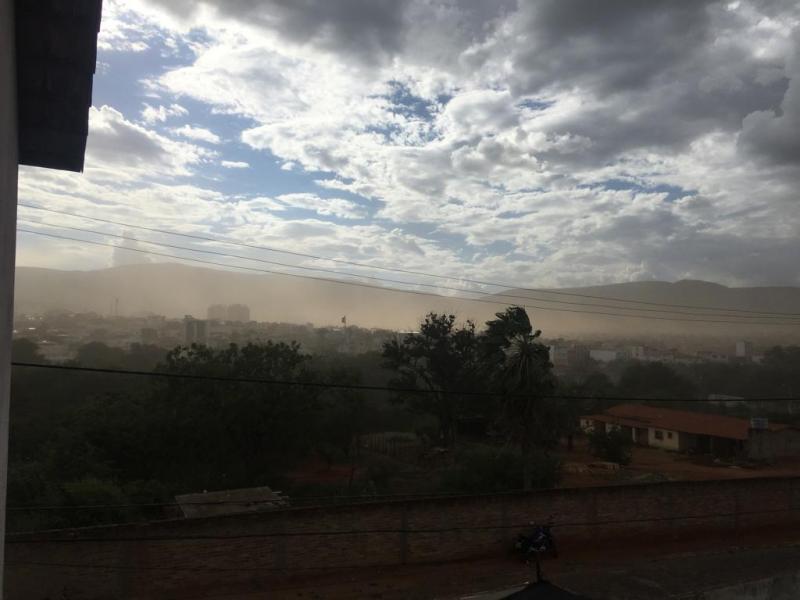 Passagem de ventos fortes causam estragos e muita sujeira em Brumado; veja a previsão do tempo 