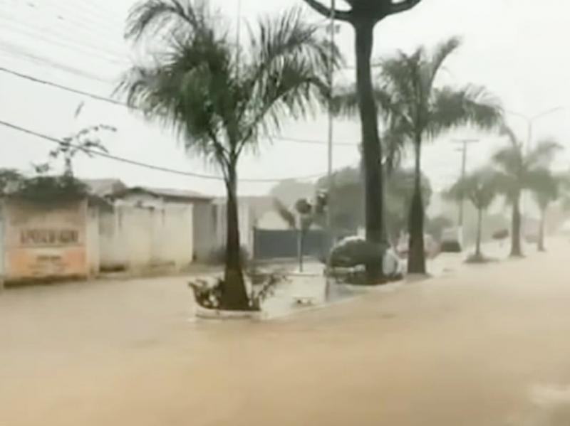 Chuva forte deixa pontos de Rio de Contas alagado