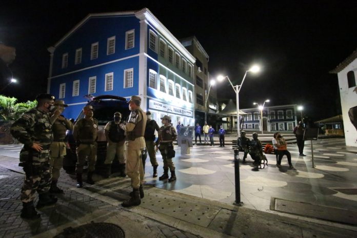 Decreto modifica horário de toque de recolher e libera eventos para até 100 pessoas