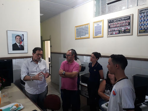 Secretário de Educação visita Colégio Getúlio Vargas em Brumado e dialoga com servidores e alunos