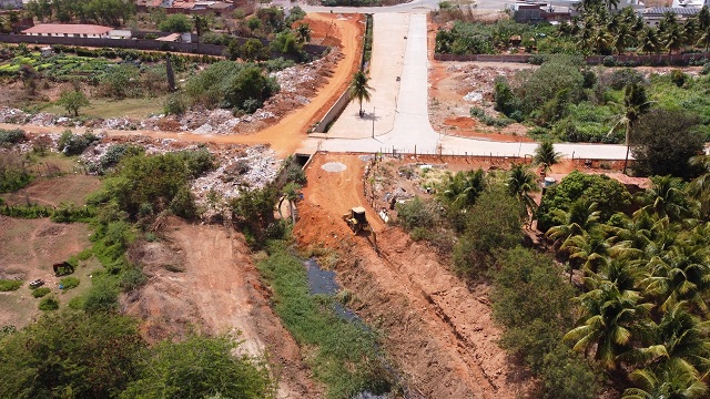 Prefeitura de Brumado está realizando construção de galeria pluvial e pavimentação de ruas entre os bairros Santa Tereza e Olhos D’água