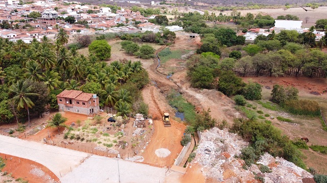 Prefeitura de Brumado está realizando construção de galeria pluvial e pavimentação de ruas entre os bairros Santa Tereza e Olhos D’água