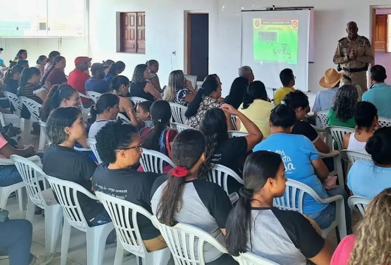 Comandante do 24° Batalhão de Polícia Militar realiza palestra sobre policiamento comunitário na Vila Presidente Vargas em Brumado