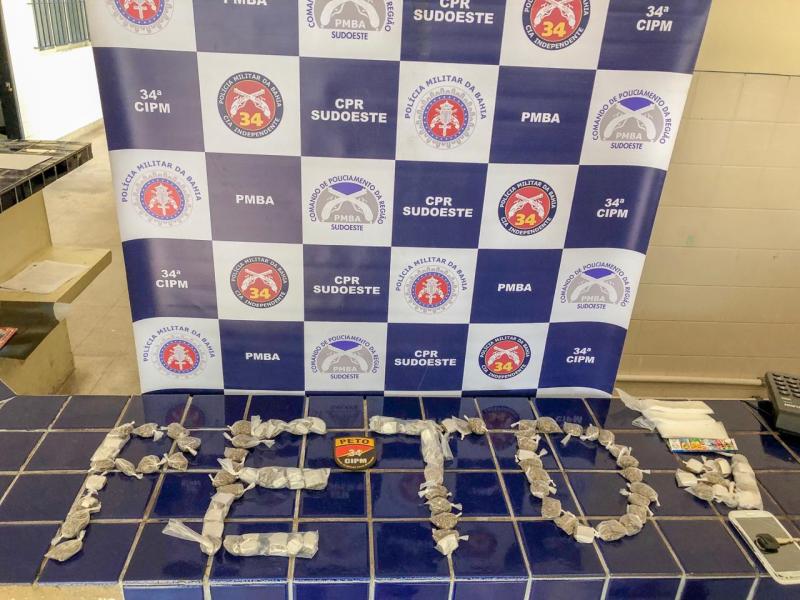 Duas pessoas são presas e drogas são apreendidas após verificação de denúncia em Brumado