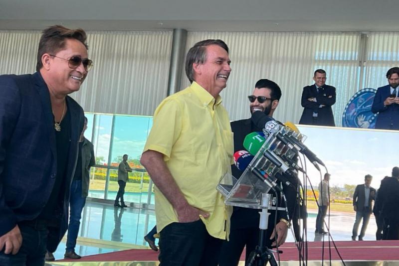 Leonardo e Gusttavo Lima declaram apoio a Bolsonaro em pronunciamento