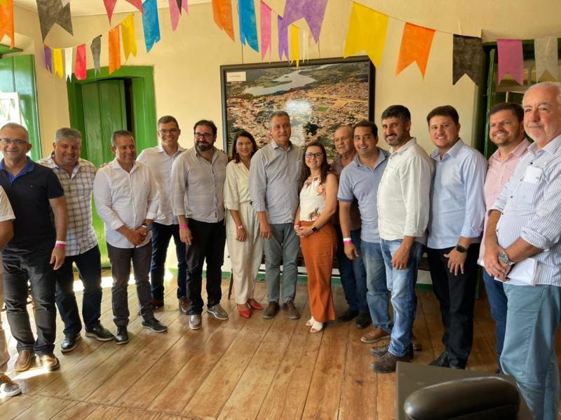 Prefeito de Guajeru acompanha Rui Costa em Condeúba em busca de investimentos