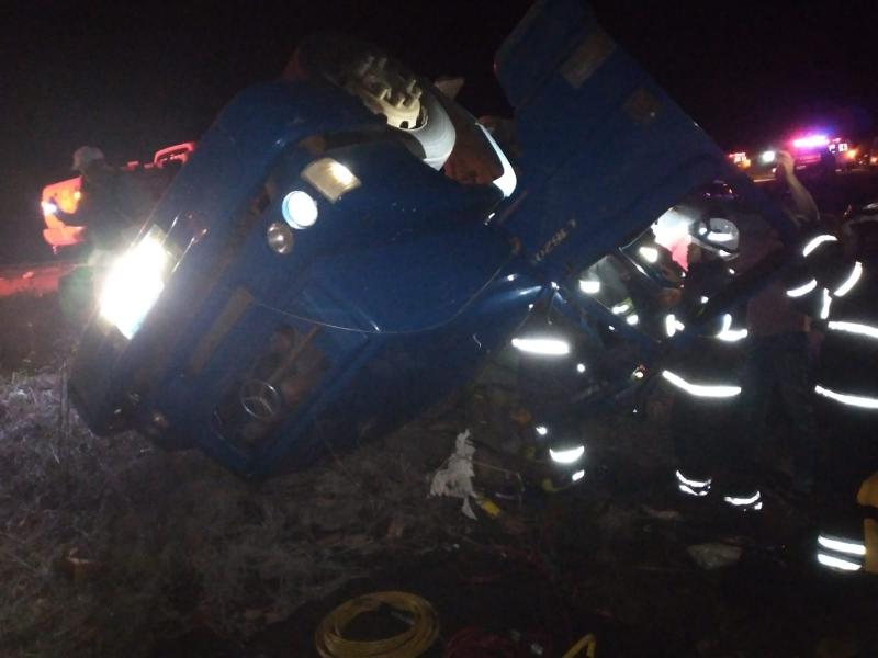 Caminhão tomba na BA-262 entre Anagé e Aracatu