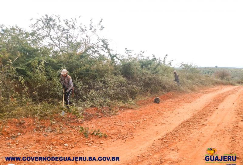 Além dos patrolamentos, prefeitura de Guajeru realiza roçagens nas estradas vicinais do município 