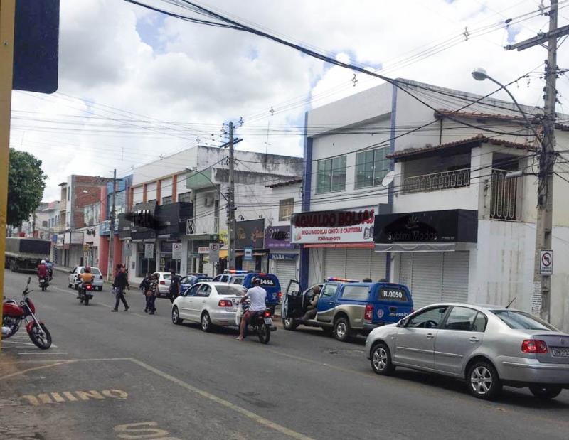 Polícia Militar e equipe de vigilância entram em ação após comerciantes descumprirem decreto em Brumado