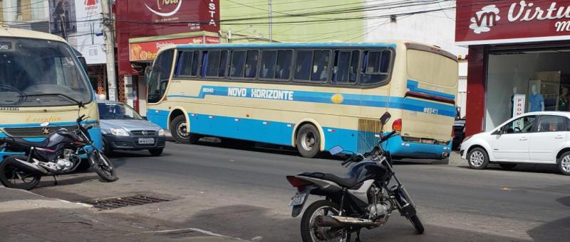 Ônibus da Novo Horizonte quebra em frente à garagem de empresa e causa transtornos em Brumado