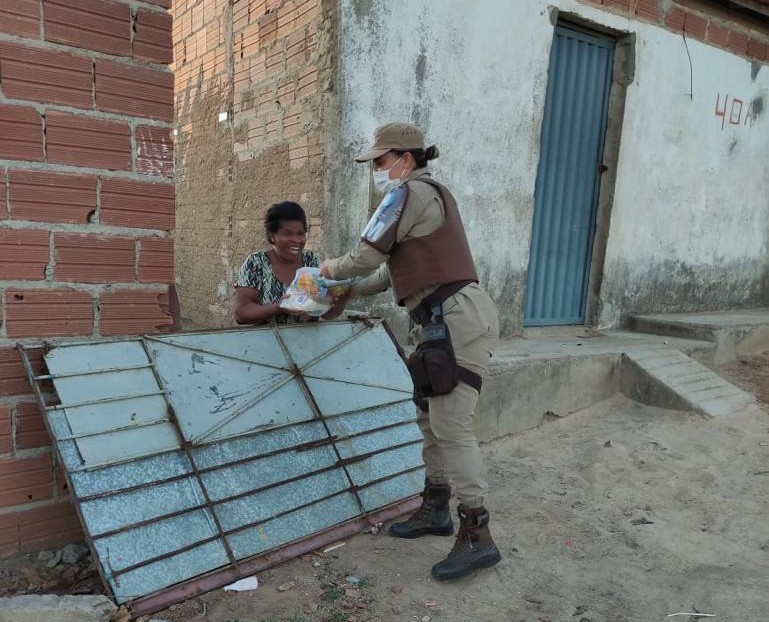 Vitória da Conquista: Polícia Militar reforça alimentação de famílias carentes 