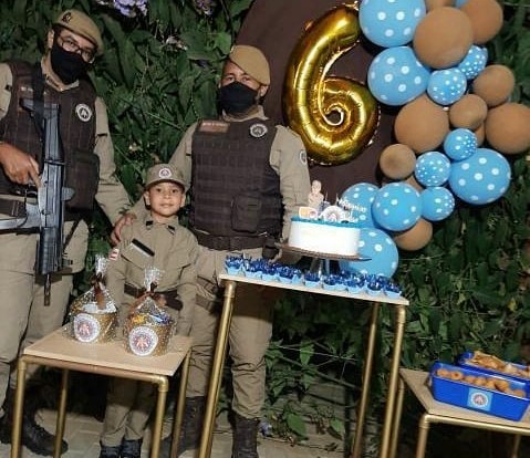 Presidente Jânio Quadros: Policias participam do aniversário de menino de 06 anos 