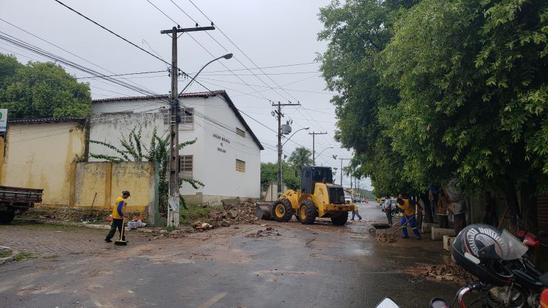 Brumado: Parte do muro do CEB cai devido as últimas chuvas