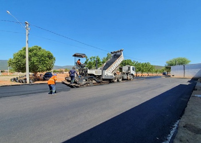 Brumado: Obras de pavimentação asfáltica em torno do Idalina Azevedo trazem modernidade e progresso para a localidade