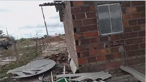 Cerca de 20 casas ficam destruídas após chuva e vento forte em povoado de Vitória da Conquista
