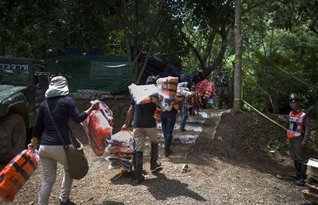 Corrida contra o tempo na Tailândia para resgatar meninos presos em caverna