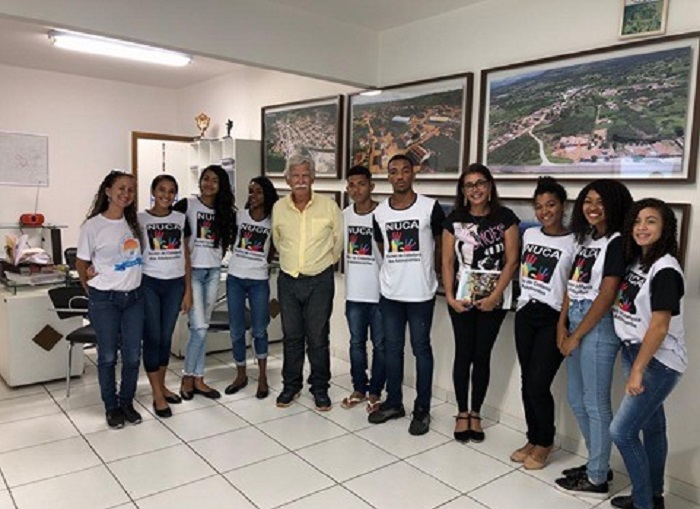 Alunos do Núcleo de Cidadania dos Adolescentes entrevistam o prefeito de Brumado