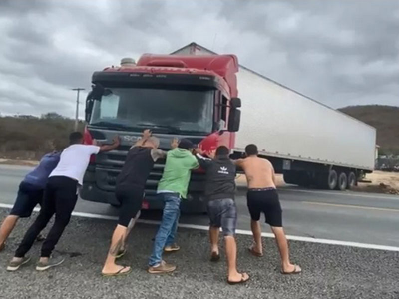 Carreta interdita BR-116 e carga de pneus é saqueada no sudoeste da Bahia