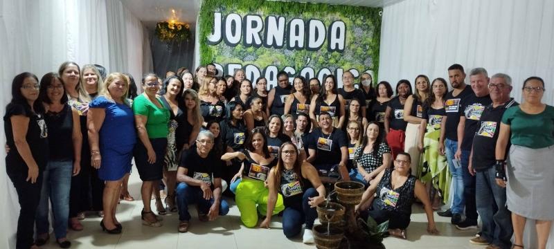 Prefeito de Rio do Antônio não paga piso e nem reajuste salarial e professores protestam durante jornada pedagógica