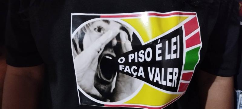 Prefeito de Rio do Antônio não paga piso e nem reajuste salarial e professores protestam durante jornada pedagógica