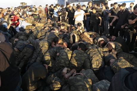 Turquia: Após tentativa de golpe, 30 governadores e 7.899 policiais são detidos