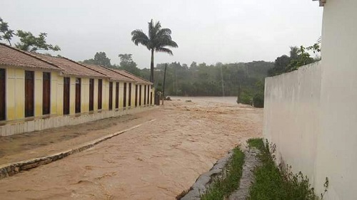 Chuva forte deixa Rio de Contas alagada