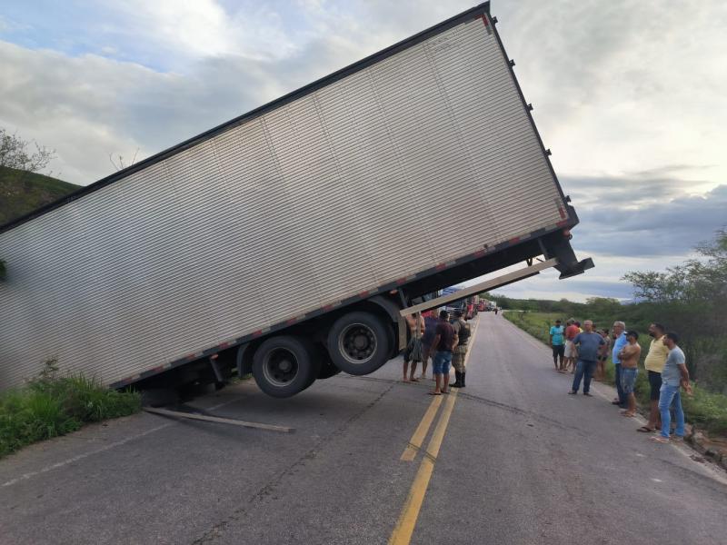 Condutor de caminhão perde controle do veículo e causa engarrafamento na BA-026 entre Tanhaçu e Contendas