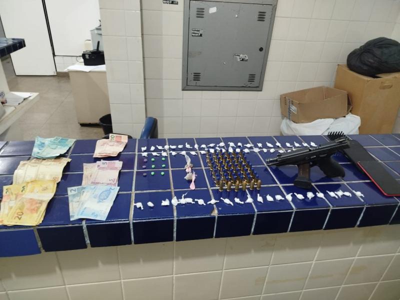 PM APREENDE ARMA DA PC-SP, DROGAS E RECUPERA VEÍCULO DURANTE OPERAÇÃO COMBOIO EM BRUMADO