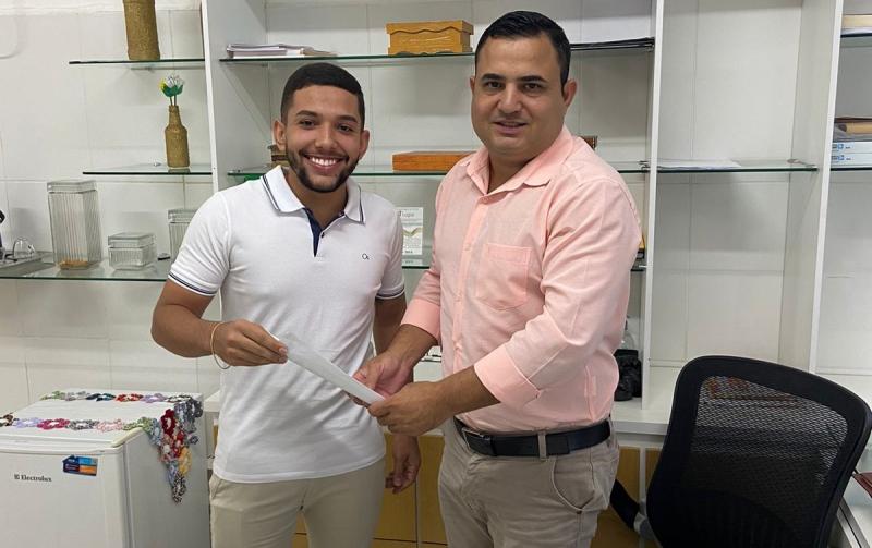 Brumado: Jovem liderança, Carlos Henrique solicitou realocação de postes de energia elétrica na estrada que dá acesso ao Distrito de Arrecife 