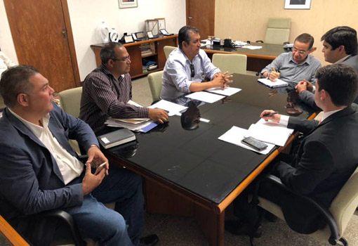 Presidente do legislativo brumadense, Léo Vasconcelos em reunião na Secretaria de Recursos Hídricos participa da assinatura de importantes projetos para Brumado
