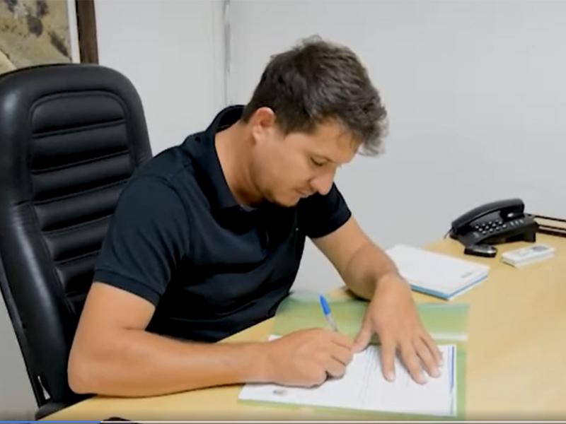 Prefeito de Guajeru assina ordem de serviço na área de infraestrutura
