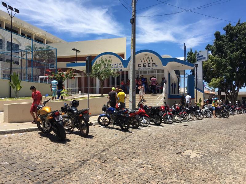 Boca de Urna: Sem saber, mulher oferece 'santinho' de Ivana Bastos para juiz e é detida por crime eleitoral em Brumado