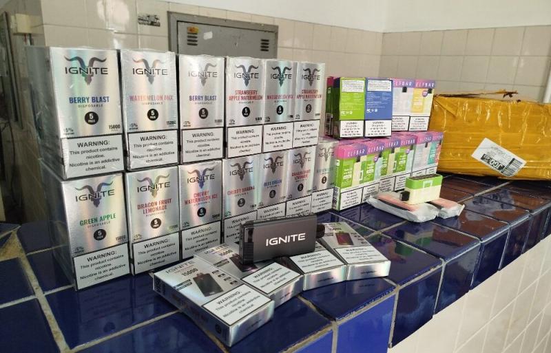 Durante abordagem, polícia apreende carga de cigarros electrónicos contrabandeados na rodoviária de Brumado