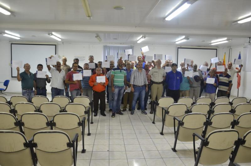 SMTT realiza cerimônia de entrega de certificados a taxistas de Brumado