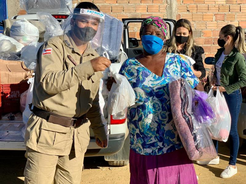 Vitória da Conquista: Alimentos, agasalhos, móveis e máscaras são entregues pela PM 