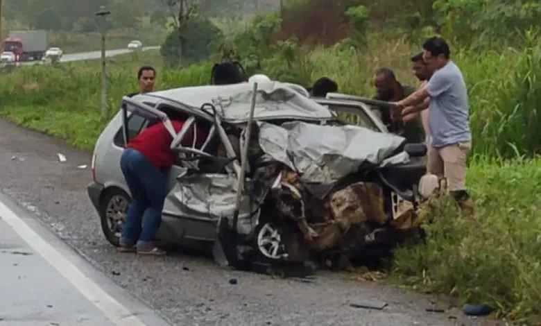 Grave acidente entre carros e caminhão deixa três mortos na BR-101 no sul da Bahia