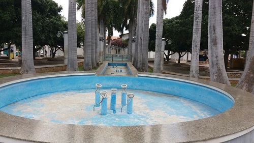 Moradores reclamam da desativação de fonte em Praça principal de Brumado