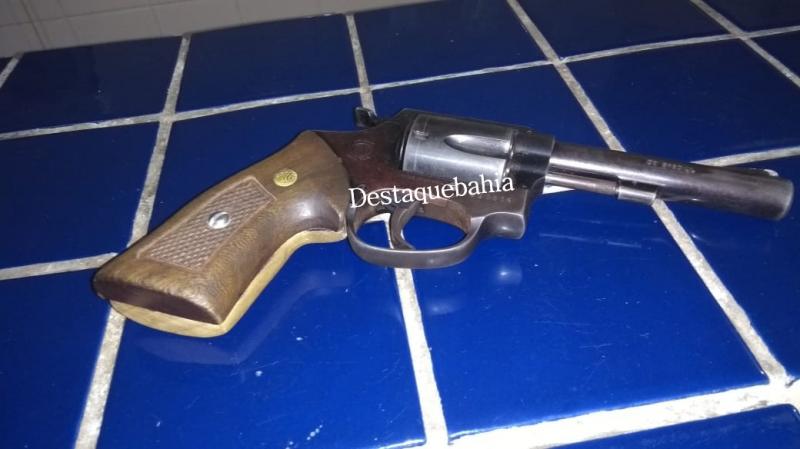 Homem é preso com arma supostamente usada em práticas de crimes em Brumado