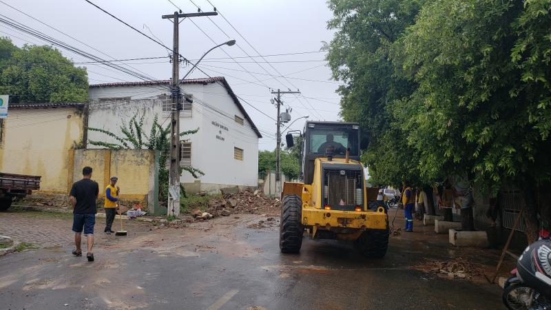 Brumado: Parte do muro do CEB cai devido as últimas chuvas