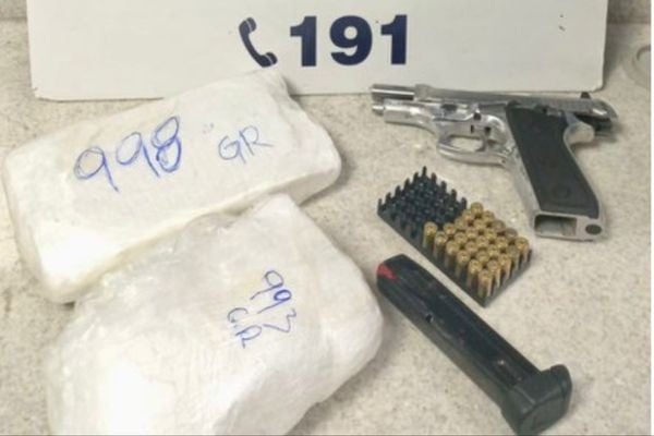 Passageira de ônibus é presa pela PRF com 1 pistola, munições e 2kg de cocaína em Vitória da Conquista