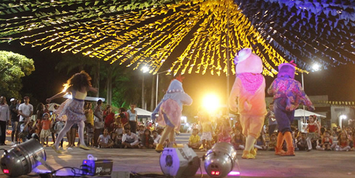 Brumado: Escolas municipais dão show com apresentações de quadrilhas juninas na Praça da Prefeitura; hoje tem mais