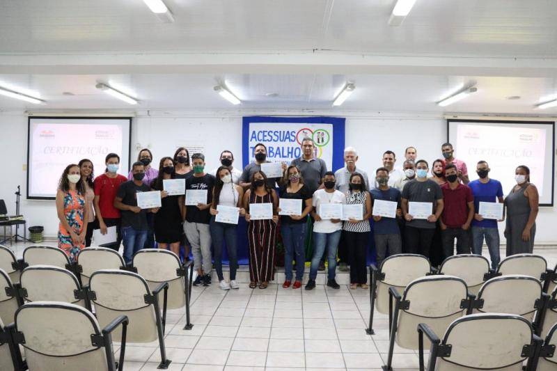 Brumado: Prefeito entrega diplomas para alunos do curso de Eletricista Instalador Predial de Baixa Tensão