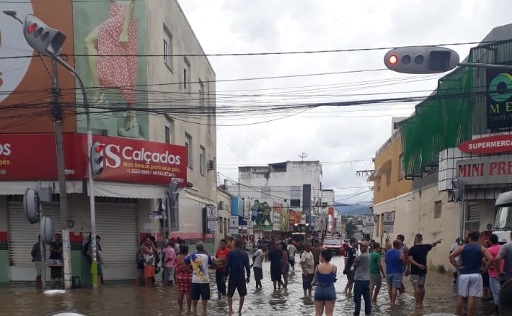 Parte de Jequié está debaixo d'água após rio transbordar