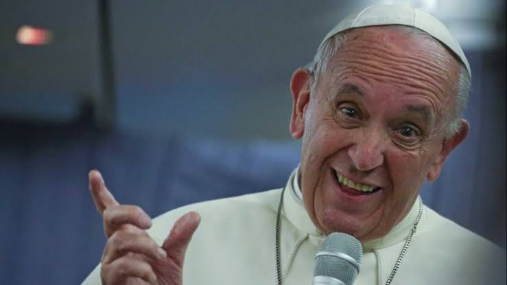 Papa Francisco fica preso em elevador e bombeiros precisam resgatar