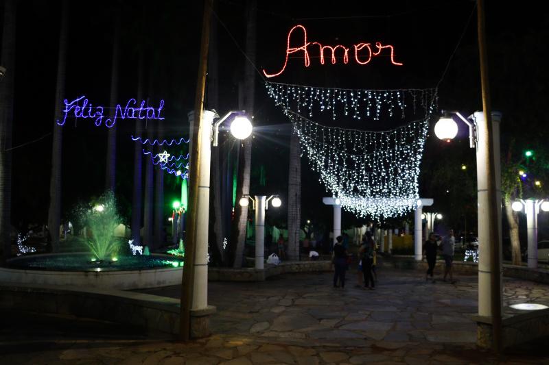 Decoração de Natal da Praça Coronel Zeca Leite foi inaugurada nesta sexta-feira (10)