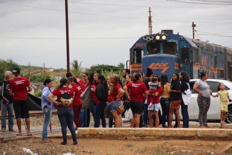 População interdita linha férrea utilizada pela BAMIN na BA-156 em Licínio de Almeida