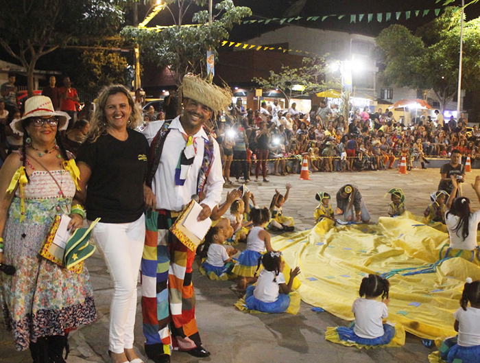 Brumado: Escolas municipais dão show com apresentações de quadrilhas juninas na Praça da Prefeitura; hoje tem mais