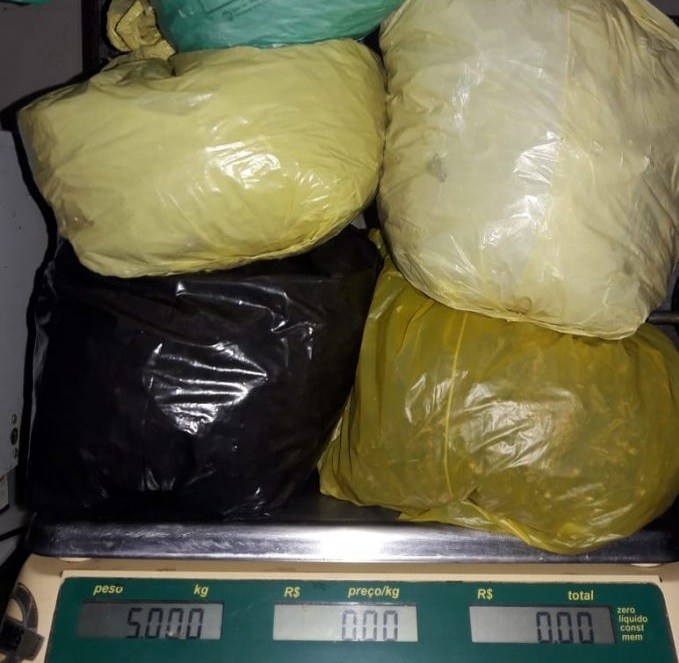 Mulher é presa transportando 5 kg de maconha em ônibus na cidade de Caculé