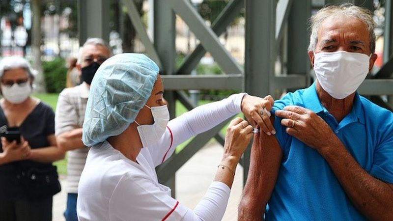 Números mostram pandemia estabilizada com a vacinação no Brasil, mas especialistas reforçam uso contínuo de máscara